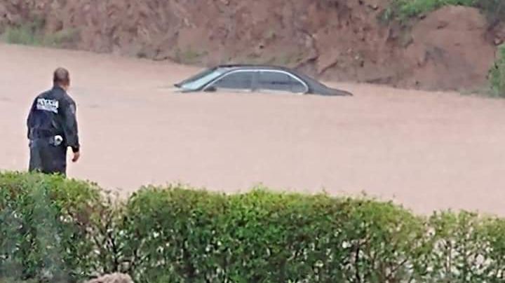 (VIDEO) Lluvias 'sepultan' vehículo en Nogales, Sonora