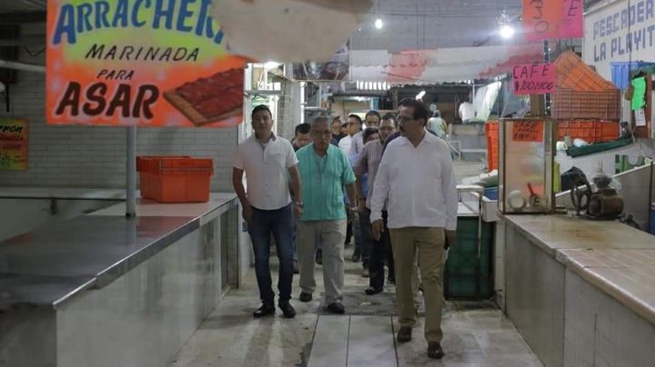 Supervisa Rodrigo Calderón limpieza en el mercado municipal