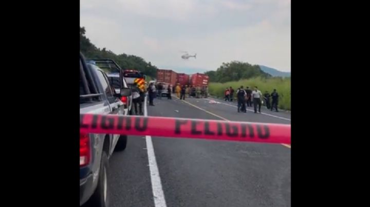 Tráiler embiste a coches en autopista Siglo XXI en Michoacán; hay 6 muertos