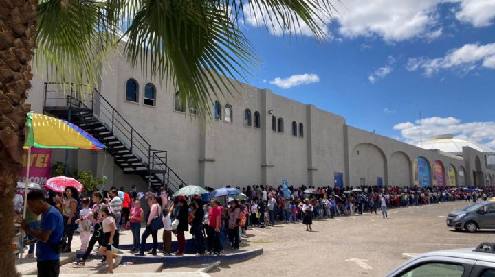 Vacunas COVID-19: Filas de hasta mil personas en vacunación a menores de edad en León