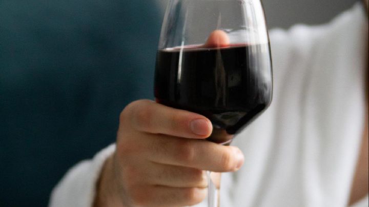 ¿Cuál es la manera correcta de sujetar una copa de vino?