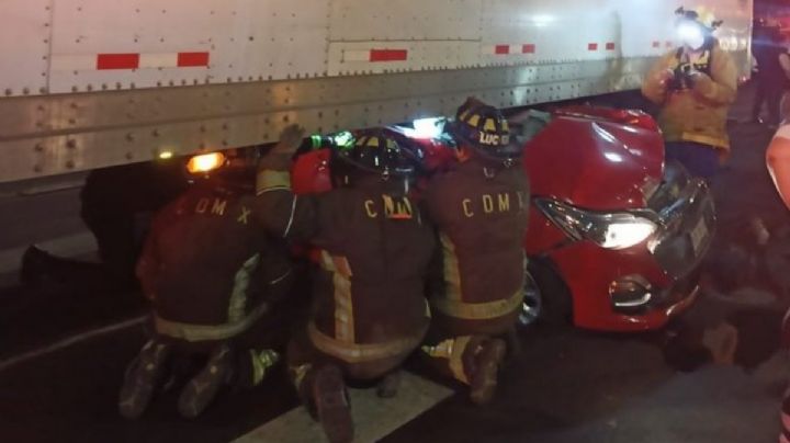 Tráiler embiste y arrastra a auto en la colonia Doctores; hay un muerto