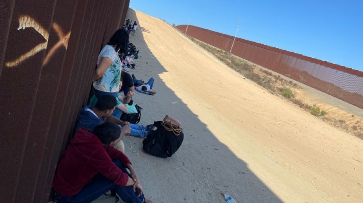 En busca del sueño, migrantes cruzan la frontera y se entregan a autoridades de Estados Unidos