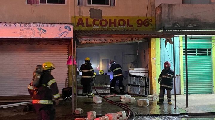 Sufre bombero fuertes quemaduras por incendio en la 'alcoholera' de la zona de mercados