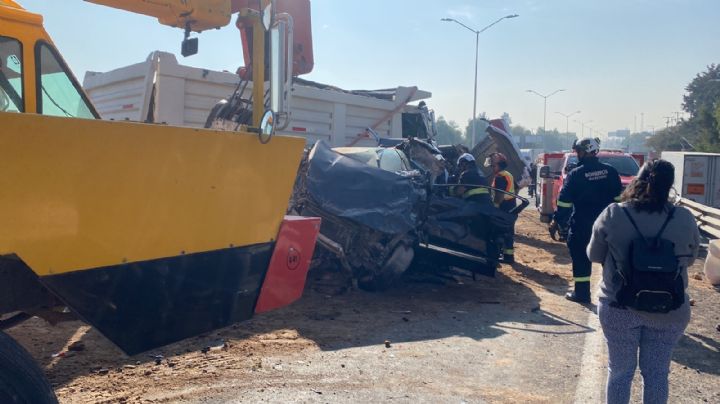 Camión de volteo provoca 'caramabola' vehicular en el Libramiento Surponiente