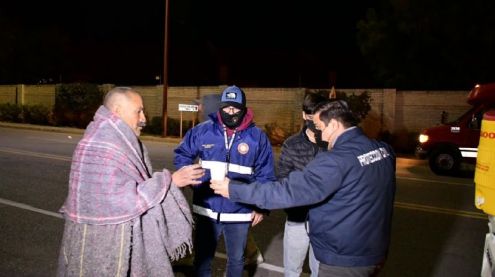 Personas en situación de calle 'sufren' por bajas temperaturas; reciben atención en Hermosillo