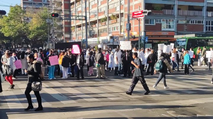 Caos vial en Benito Juárez: Trabajadores del Hospital 20 de Noviembre protestan en Félix Cuevas