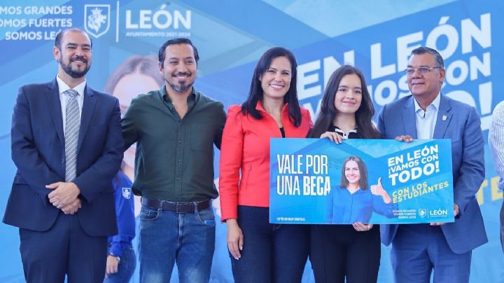 Entrega municipio de León casi 10 mil becas a estudiantes de nivel básico