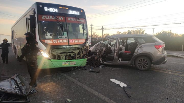 Choque de camión urbano y camioneta deja 10 lesionados en NL