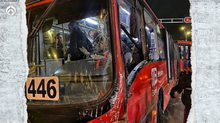 Chocan dos metrobuses: Reportan más de 20 heridos en accidente en Reforma