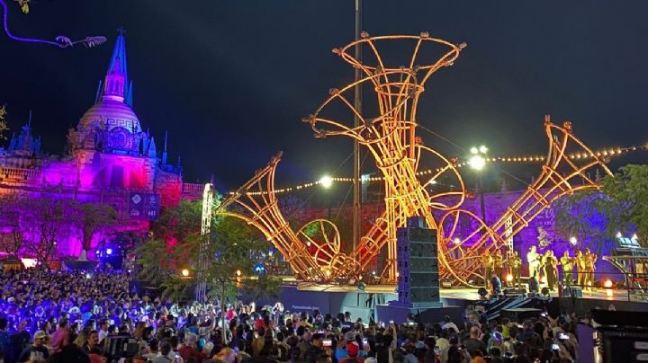 GDLuz 2023: jets de agua, mariachi monumental y zona neon; en el primer día del festival