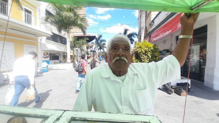 Don Tomás, el 'comandante': 70 años vendiendo dulces tradicionales en el centro de Tampico