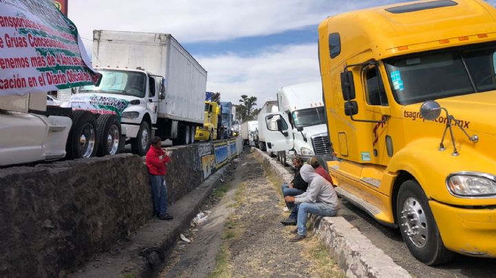 Transportistas se manifiestan en la México-Querétaro para oficializar el reglamento de grúas