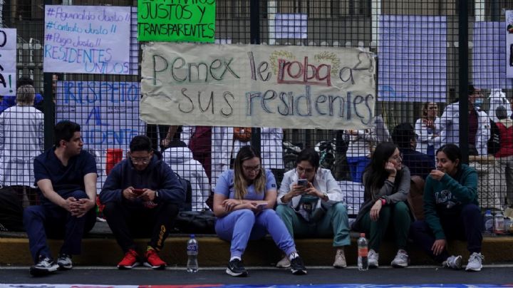 Los echan tras protestar: Pemex despide a médicos residentes que se manifestaron contra impagos