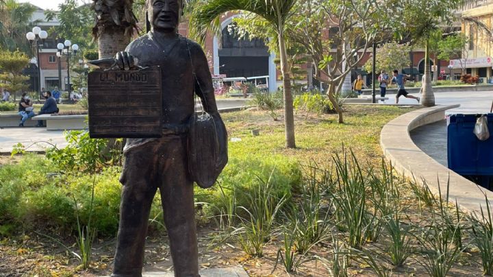 Escuadrón de la muerte ha vandalizado en 2 ocasiones la estatua del voceador; piden reubicar