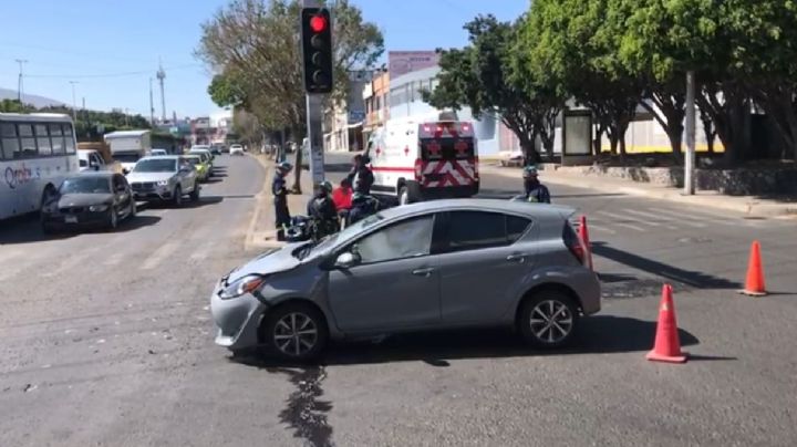 Camión de Bomberos choca con vehículo tras pasarse el semáforo en la avenida Climatario