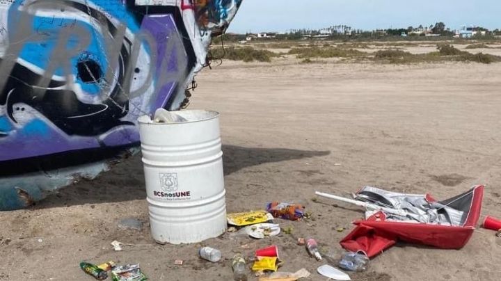 Y en el mar un cochinero: turistas olvidan su basura en playa y contaminan los océanos