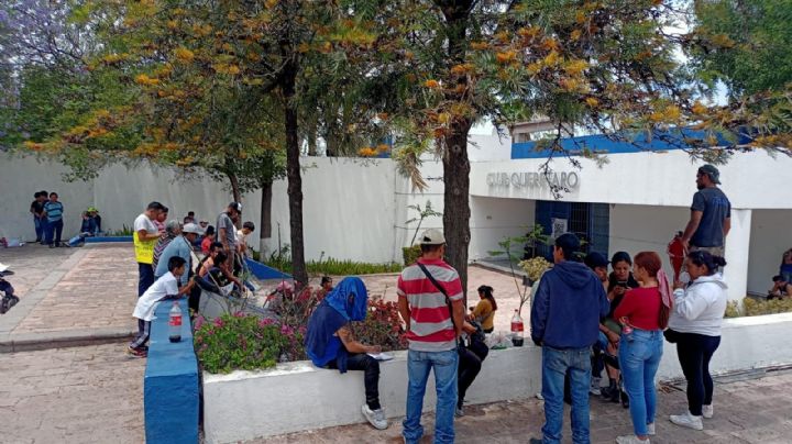 Se manifiestan vendedores y franeleros del Corregidora contra directiva de Gallos Blancos