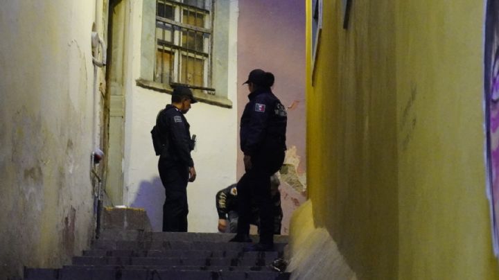 Fiesta termina en arresto: detienen a 2 mujeres por orinar en vía pública y golpear a policía