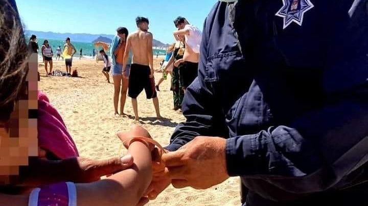 Autoridades colocarán pulseras a niños para evitar extravíos en Bahía de Kino y zonas rurales