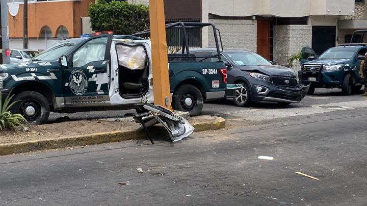 Patrulla con detenidos se pasa el 'rojo' y choca con auto particular en Boca del Rio