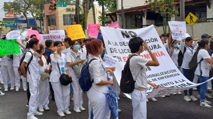 Marchan enfermeras; exigen que la carrera sea reconocida como licenciatura