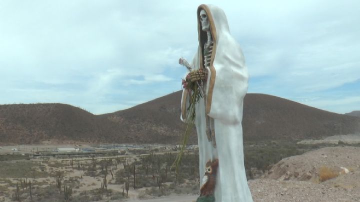 Milagro o mal augurio en La Paz: colocan altares de la Santa Muerte con flores, cigarros y joyas