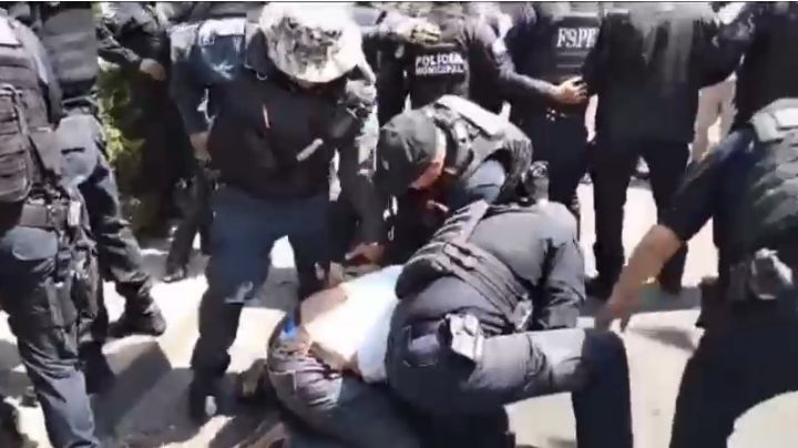 (VIDEO) Agrede policía de Irapuato a periodistas y manifestantes en encuentro con gobernador