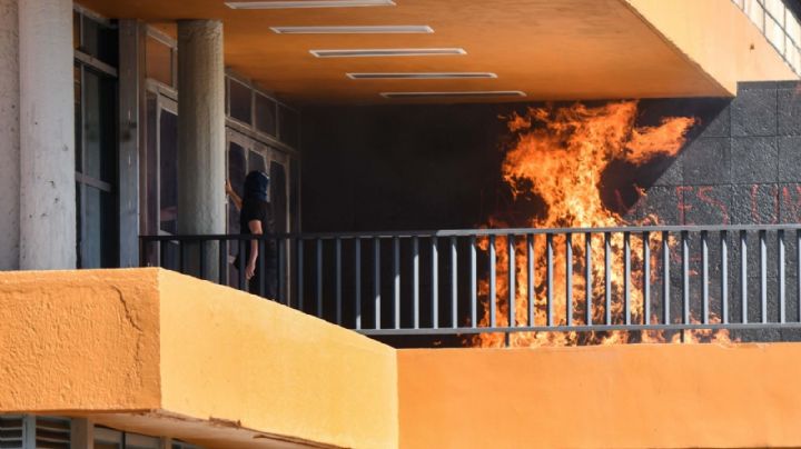 Encapuchados lanzan petardos y encienden fuego en Rectoría de la UNAM