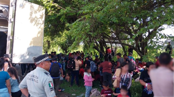 Rescatan a 148 migrantes abandonados en tráiler en Veracruz