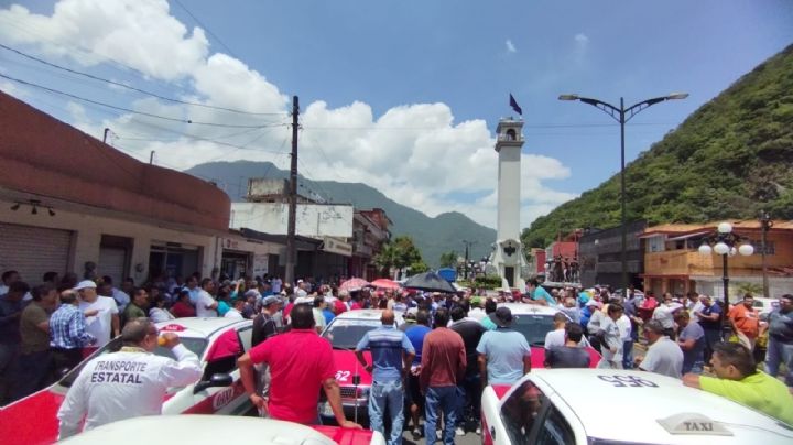 Taxistas del grupo 'Grito' bloquean vialidades de Orizaba en contra del servicio 'Gallo'