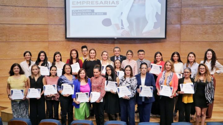 Capacitan a mujeres empresarias en estrategia comercial de negocios