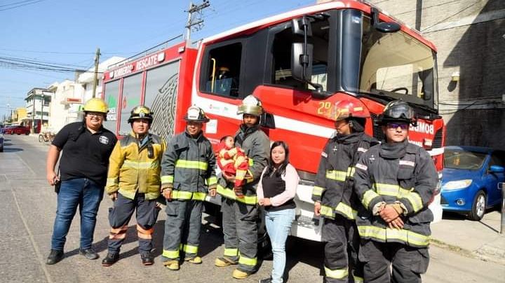 Vulcanos de Madero cumplen sueño de ser 'bomberito' a niño que murió por cáncer