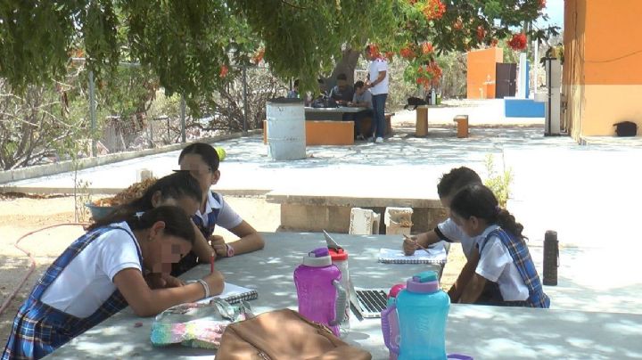 ¿Alumnos a las brasas? Estudiantes toman clases al aire libre para evitar golpes de calor