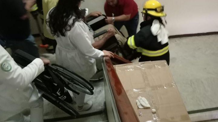 Otraaa de elevadores: quedan atrapados 2 adultos mayores por casi dos horas en hospital IMSS