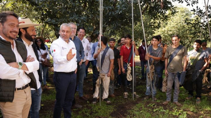 Michoacán da pasos firmes hacia la formalización laboral de jornaleros agrícolas: Ramírez Bedolla