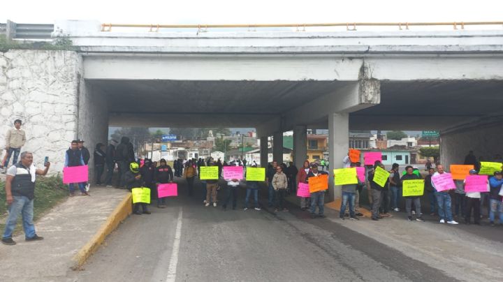 Taxistas bloquean Orizaba: protestan contra operativos "Quieren llenar las arcas del Gobierno"