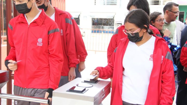 Bachillerato seguro en Querétaro: instalan código QR para registrar entrada y salida de alumnos