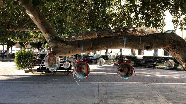 Madres buscadoras colocan esferas con imágenes de desaparecidos frente a Catedral de Hermosillo