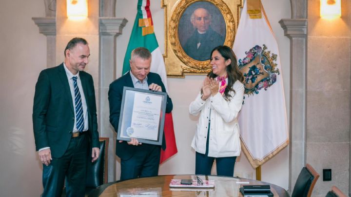 Libia Dennise entrega certificado de 'empresa limpia' a Volkswagen en Guanajuato