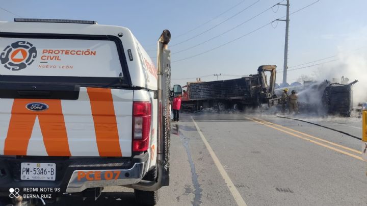 Cierran carretera de NL por choque e incendio de camiones de carga