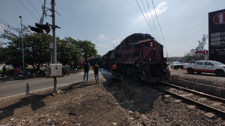 (VIDEO) Se lo llevó de corbata: así quedo un tráiler por querer ganarle al tren en Veracruz