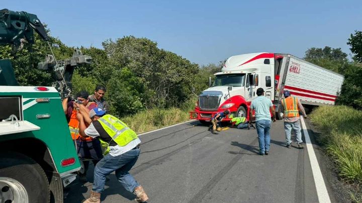 A una 'pestañita' de la catástrofe: chofer se duerme al volante y casi vuelca en carretera