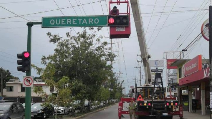 Mantenimiento vial en Madero: tránsito y CFE trabajan en reparación de semáforos
