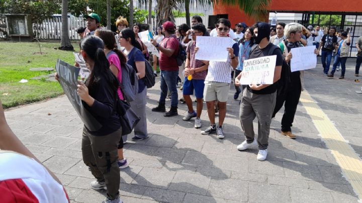 Estudiantes de la Universidad Veracruzana protestan contra nuevo modelo educativo