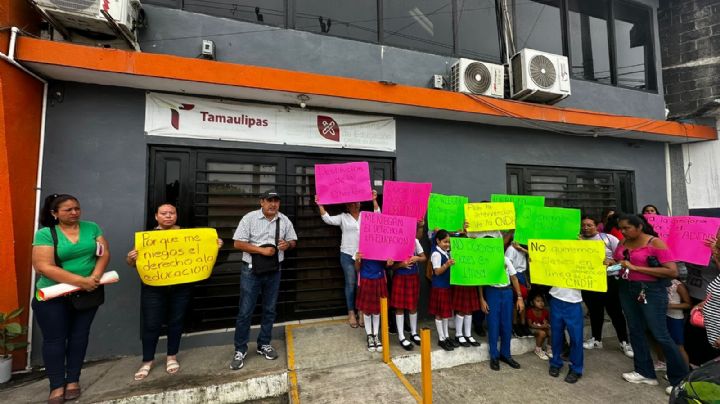 Madres se manifiestan en CREDE tras conflicto de clases en linea en primaria de Altamira