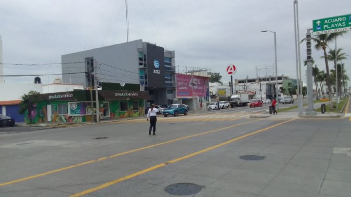 (VIDEO) Un ejemplo a seguir: reconocen a mujer de tránsito por apoyar a persona en silla de ruedas