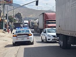 Manifestantes bloquean carretera Tijuana-Tecate y amenazan con obstruir frontera internacional