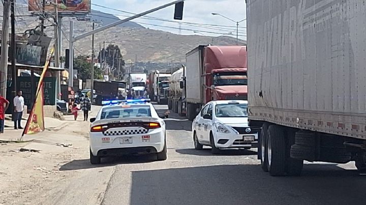 Manifestantes bloquean carretera Tijuana-Tecate y amenazan con obstruir frontera internacional