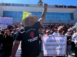 Cientos de trabajadores revientan ceremonia del 1 de mayo convocada por gobierno de BCS